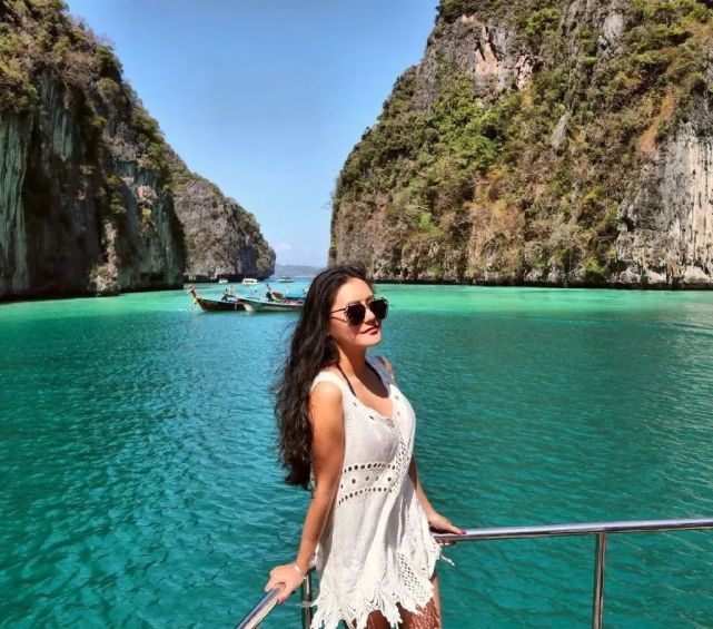 今天 就给大家介绍这样一位 拥有欧美热辣身材的中国姑娘 她叫英媚儿