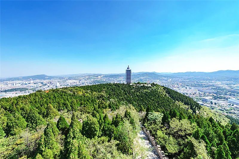 4%四大山系组成的崇山峻岭之中原山,瑚山,望鲁山,岳阳山原山国家森林