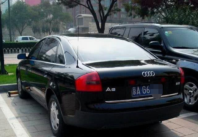 北京一辆帕萨特火了,开劳斯莱斯也不敢靠近,一看车牌懂了