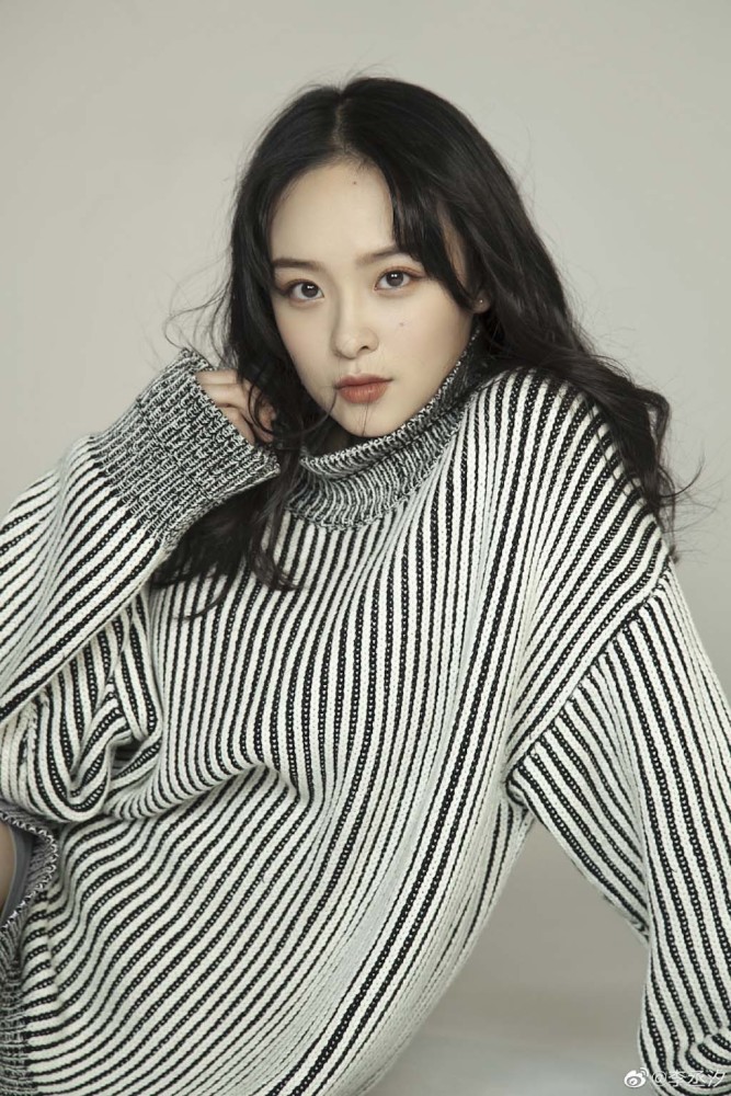 李丞汐原名曾霜旖,2013年参加高考,以理科"裸分"669分,全省24名的成绩