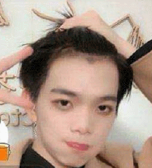 七鹤大人为何总留"中分"发型?看到他掀起刘海,好像明白了点啥