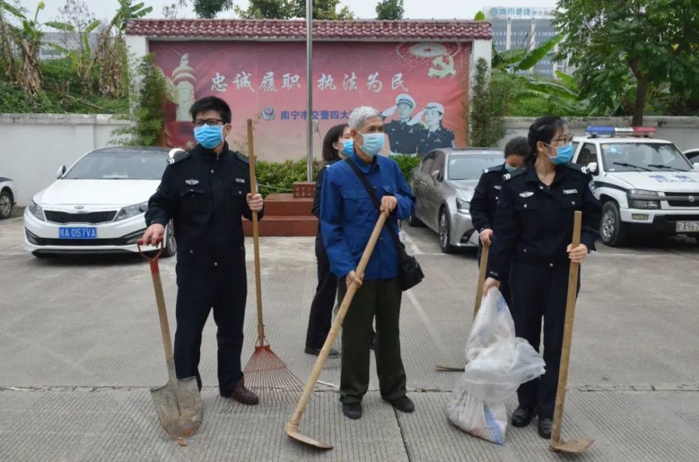 上午,南宁交警四大队退休民警,全国"五一"劳动奖章获得者黄宜新"归队"