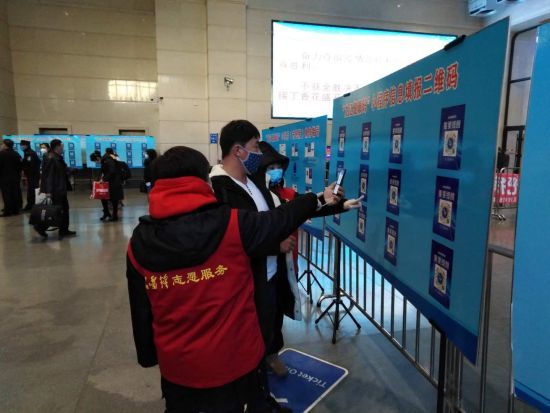 居民出入小区及公共场所时通过扫描"龙江健康码",向查验人员展示自己