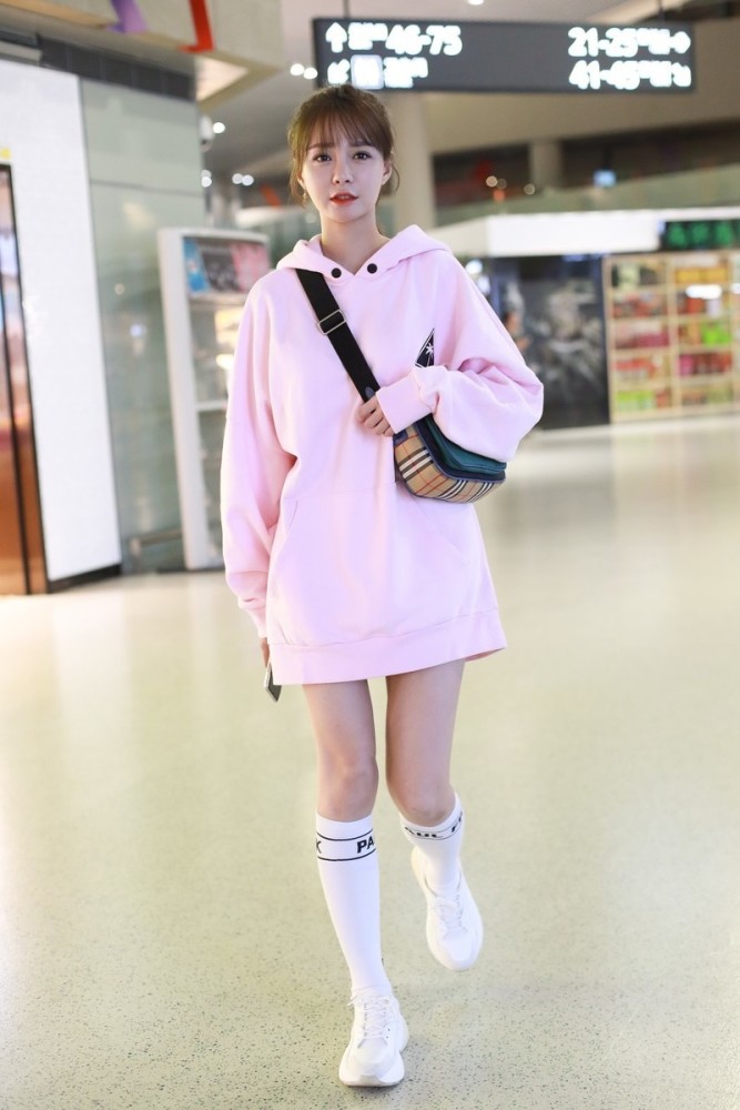 沈梦辰偏爱土味粉色,卫衣配短裤减龄时尚,随随便便穿出少女感