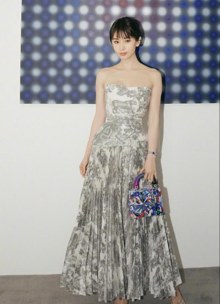 王子文真会穿,一袭中国风旗袍露面,气场看起来有2米