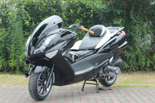 甚至乍一看,视觉上还要比雅马哈马杰斯250-400系列车型还要更出众.