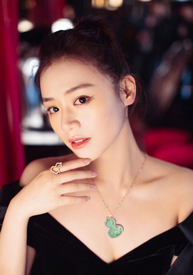 马思纯原来这么有气场,外套裙子齐上阵,珠宝也要好好选