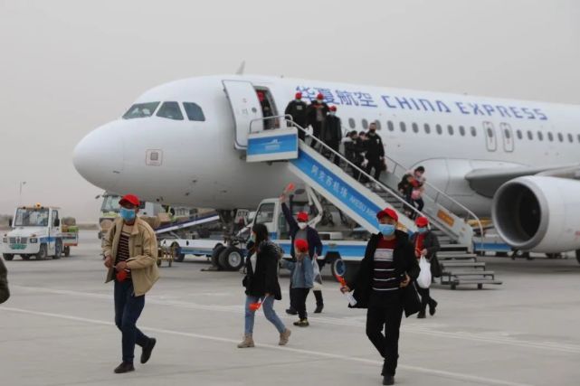 阿克苏机场迎来首班复工包机|华夏航空|阿克苏|沙雅县|成都|周学勤