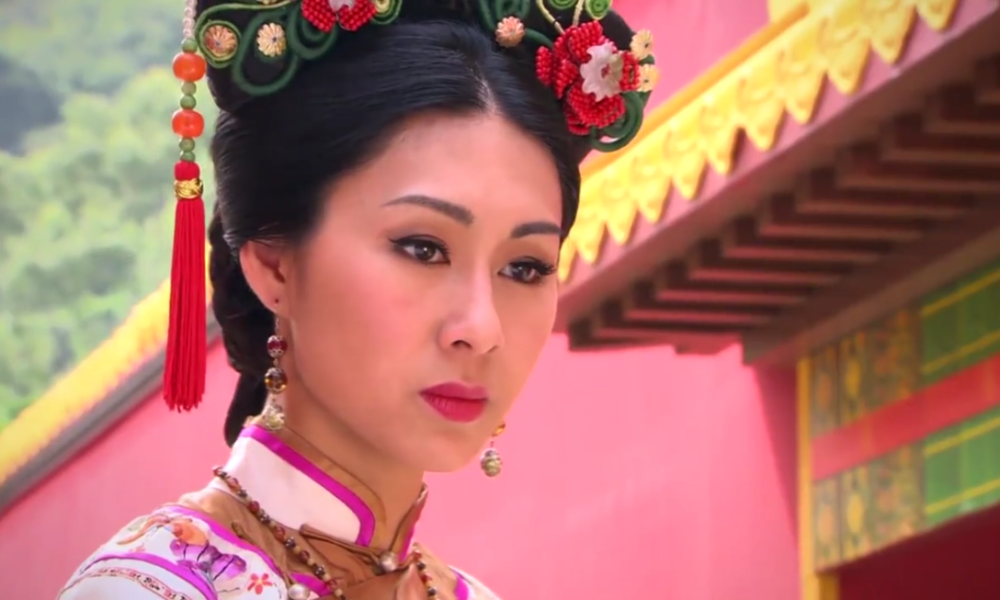 最强逆袭与反转的"大女主"全妃的扮演者是宣萱,在本剧与胡杏儿饰演的