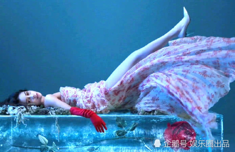杨颖个性封面大片,躺在冰块上拍照动作奔放,尽显腿部完美曲线