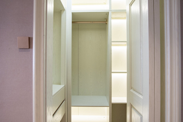 更衣间门采用折叠门,节约室内空间.