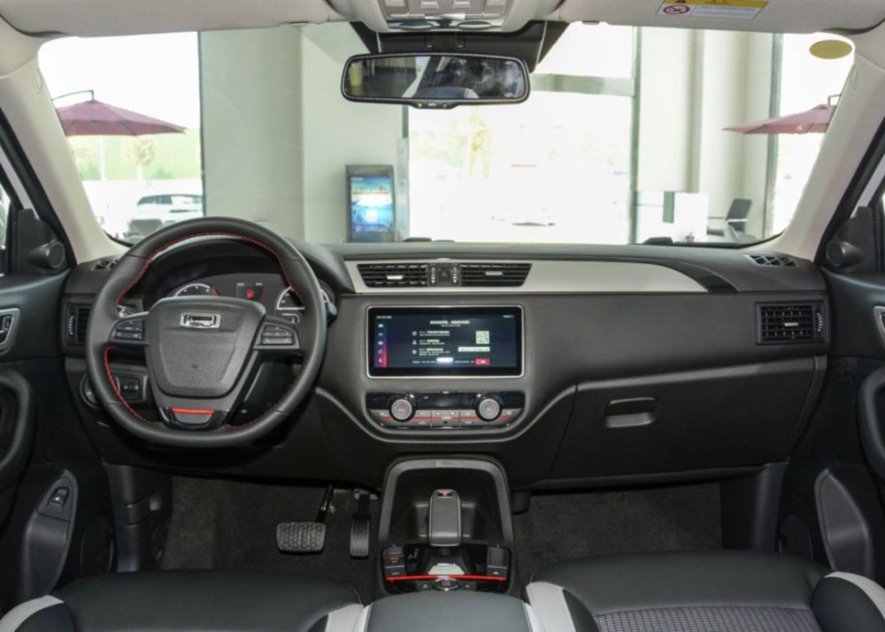 除此之外,观致5的内饰设计就要更加传统了.