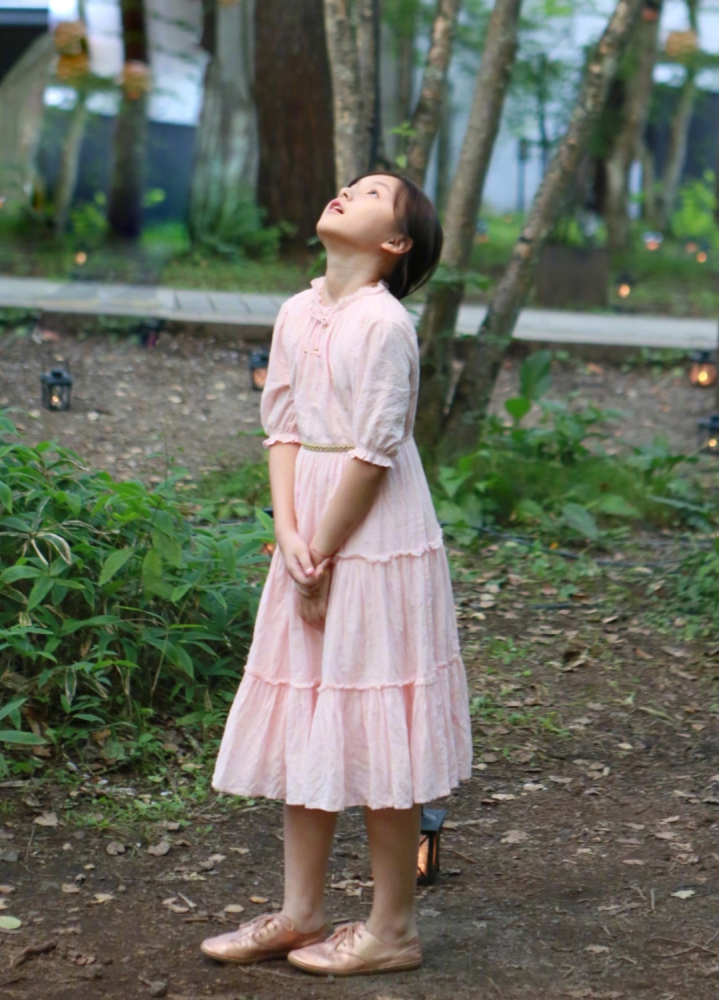 粉色的裙子被刘楚恬穿上去之后,就衬托出了她的一双腿很修长,而且因为