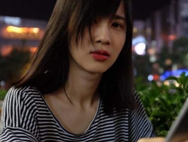 papi酱产子后晒儿子照片,肤色白个头大,遗传妈妈好基因