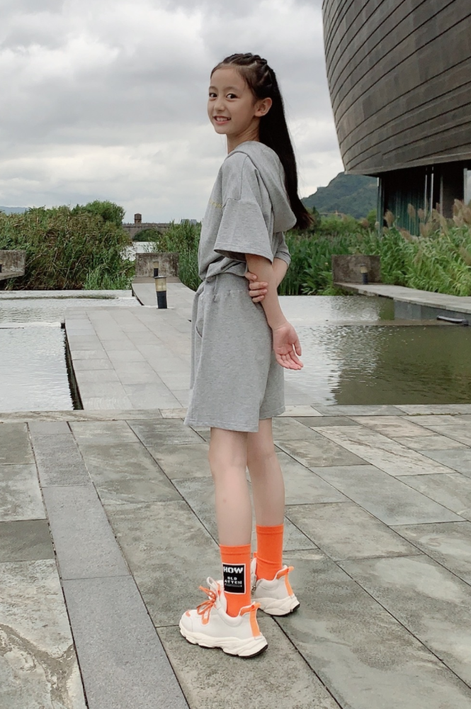 上帝吻过裴佳欣的脸不算啥,当她穿起"橙汁袜",双