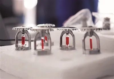 消防喷淋 好比火灾初期的 及时雨 15秒钟遏制初期火势 腾讯新闻