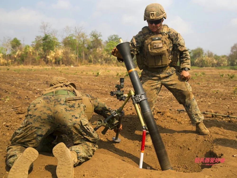 射擊完畢後,海軍陸戰隊員進行迫擊炮陣地的清理回收和轉移.