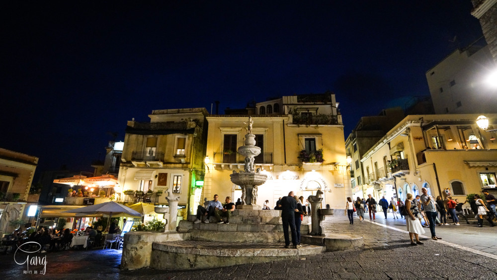 意大利西西里岛陶尔米纳小镇夜晚，充满了艺术美感的地方