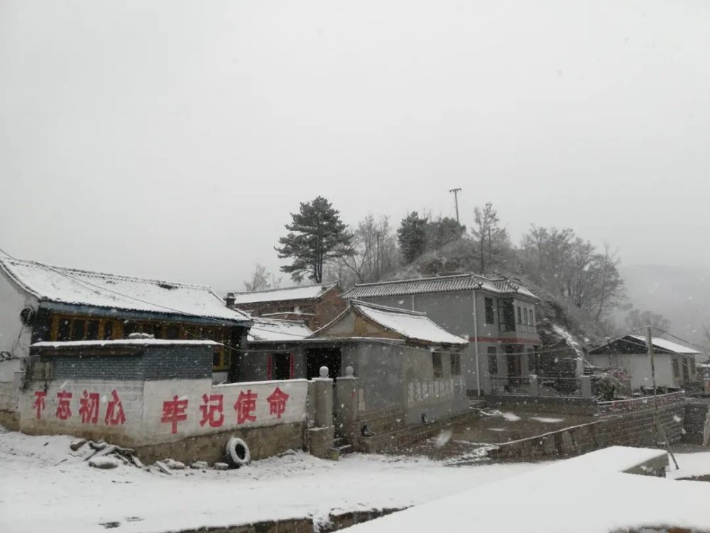 雪景吸引住了 据了解 这次飘雪的地方主要集中在 平山县合河口乡附近