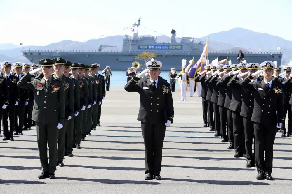 韩国军校毕业典礼照办不误 防长亲自出席 没人戴口罩 腾讯新闻