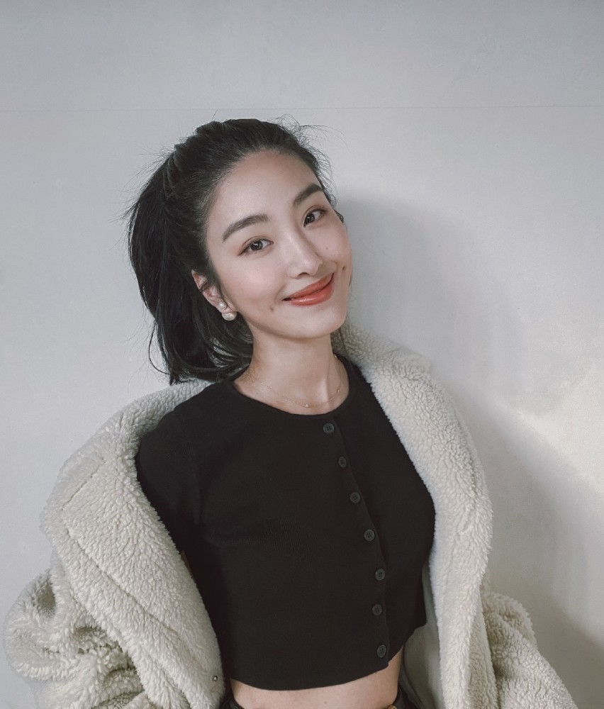 她是刘亦菲干爹小30岁的女友,今穿毛绒外套配皮裤,笑容好甜美