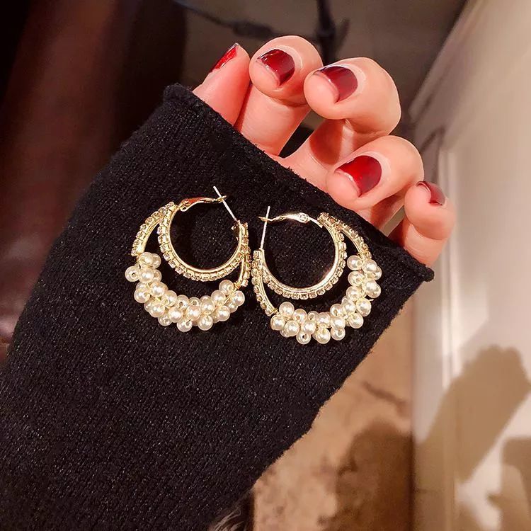 文艺气质缠珍珠镶钻耳环 镶嵌精致的珍珠,显得亮眼吸睛,同时还更具