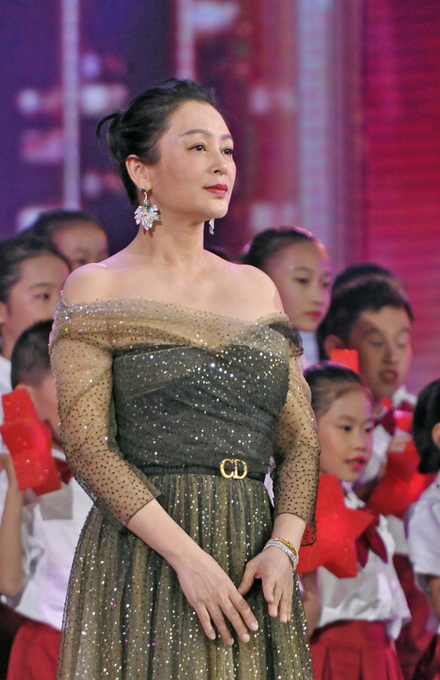 陈红年过50却很懂时尚,金色"液体裙"秀曼妙身姿,曲线好清晰