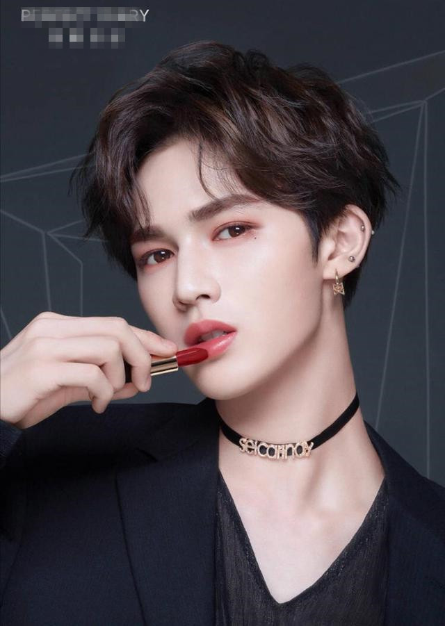 男星涂口红广告引人反感易烊千玺这个广告风格却不让人反感