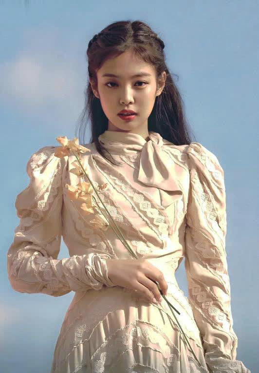 这种编发就比较日常也比较清爽,中分之后两边的头发编到底,编发歪歪