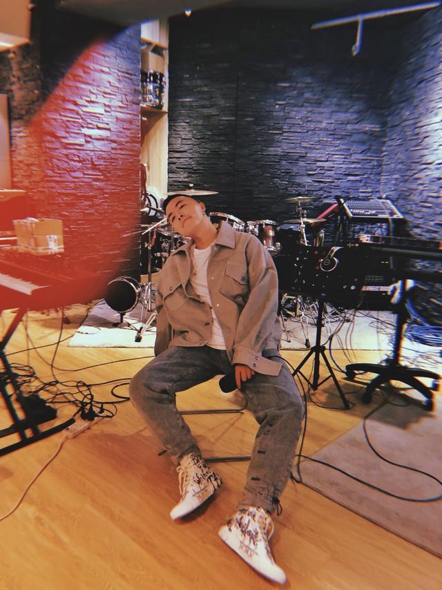 好了,以上是由悦博时尚整理的jony j时尚穿搭.