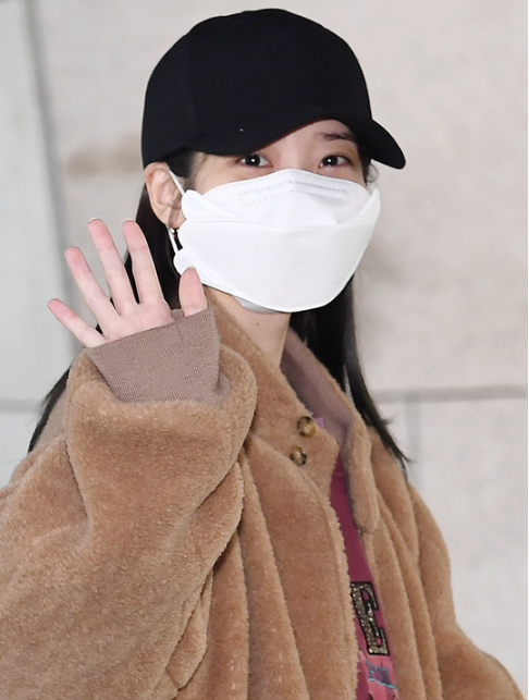 据韩国媒体报道,"国民妹妹"iu(本名李知恩)为拍摄广告现身金浦机场,将