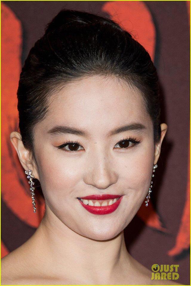 刘亦菲亮相伦敦外媒生图不扛打牙龈太丑腰身粗壮缺点全暴露