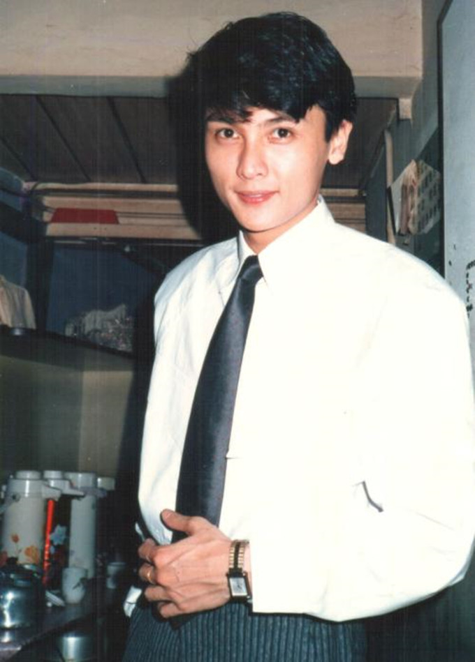 关礼杰|60岁吴岱融罕露面，满头白发皱纹横生，与58岁关礼杰同框像两代人