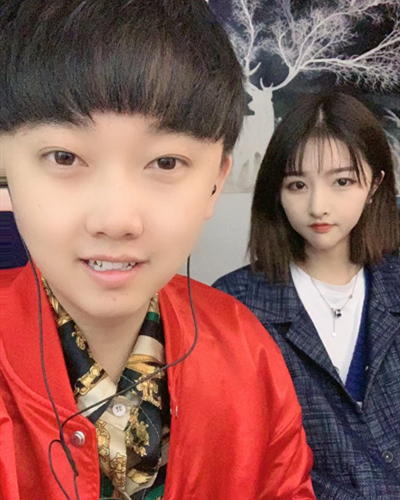 次惑小仙女还没同意当可乐女友,就当众给对方下跪,也太卑微了