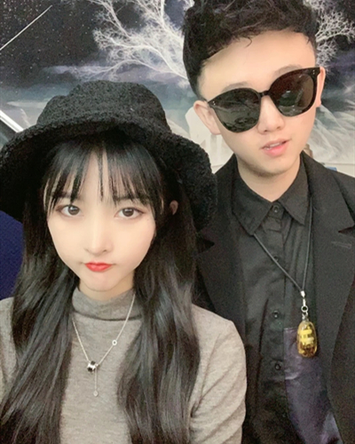 次惑小仙女还没同意当可乐女友,就当众给对方下跪,也太卑微了