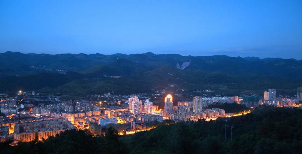 息烽县按照贵阳市委对息烽发展的新定位,以"一品一业,百业富贵"为愿景