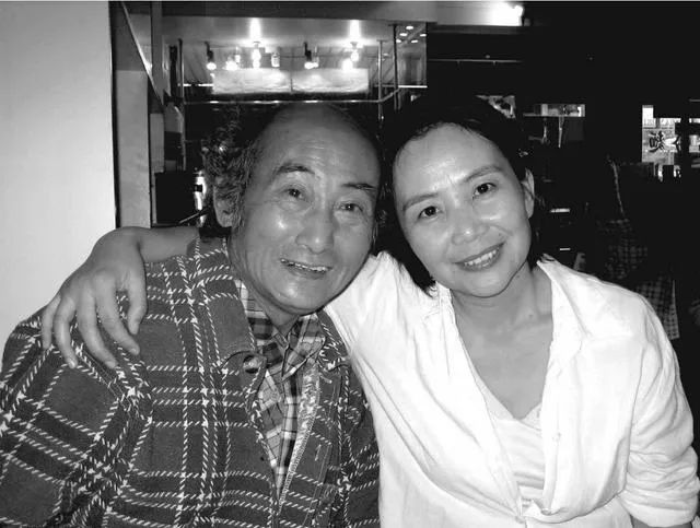 偏执的顾城硬是辞去了大学里的工作,带着谢烨来到了新西兰的激流岛,过