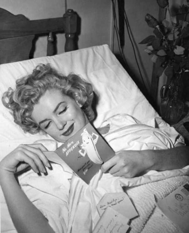 永远无法重拍的瞬间躺在病床上读粉丝信的梦露图5雌雄同体的张国荣
