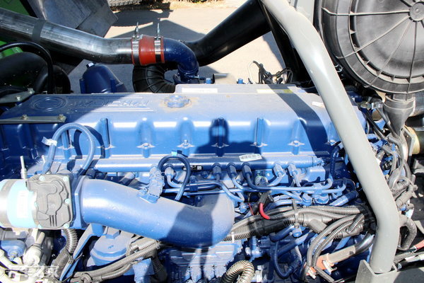 潍柴wp10h400e62发动机是这款车的心脏,这款直列六缸涡轮增压柴油机