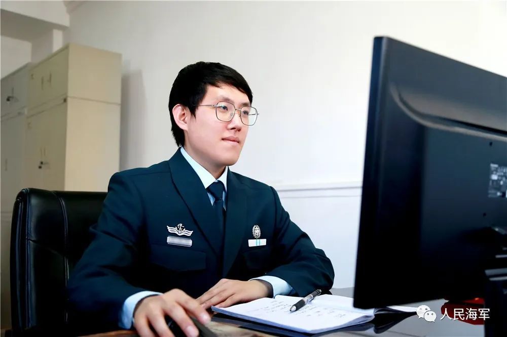 《人民海军》报社文职人员陈浩天海阔凭鱼跃,天高任鸟飞,踏上《人民