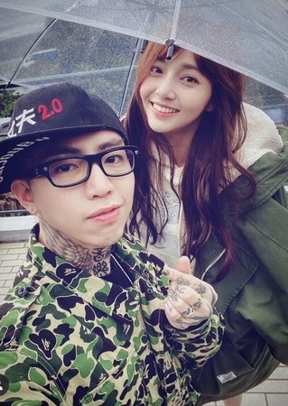 谢和弦(左)公开2人恋情后,莉娅(右)就被冠上「小三」称号.