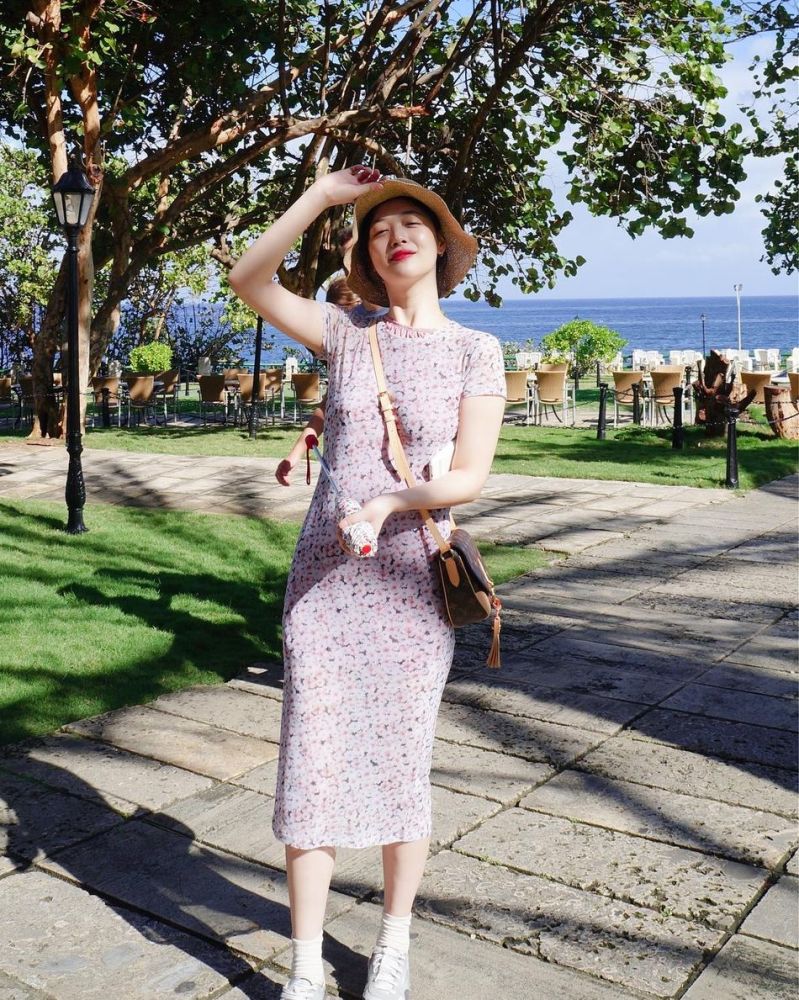 金宣雅和崔雪莉因为一起录制《真理商店》而成为好