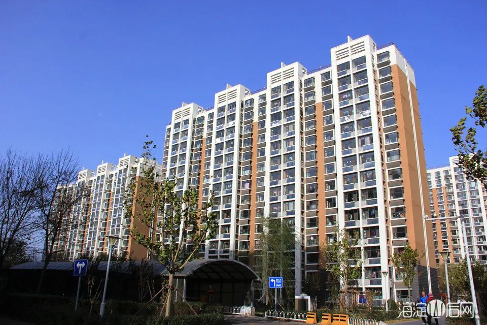 对服务的温泉人家社区和水岸家园社区两个小区大力开展环境卫生综合