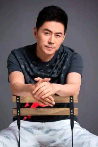 常铖打工时被客人推荐,意外进入演艺圈,和妻子因戏生情修成正果