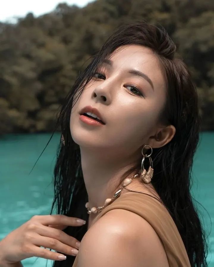 韩国新任整容模板她有颜有才还有甜甜的爱情