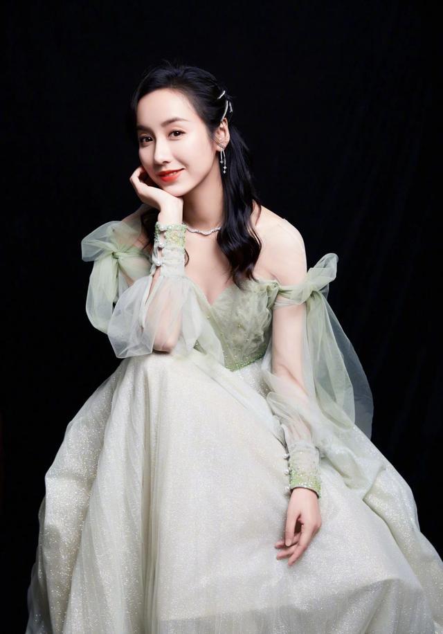 吕一真是美炸了白色挂脖式礼裙穿出好身材气质出尘迷死人