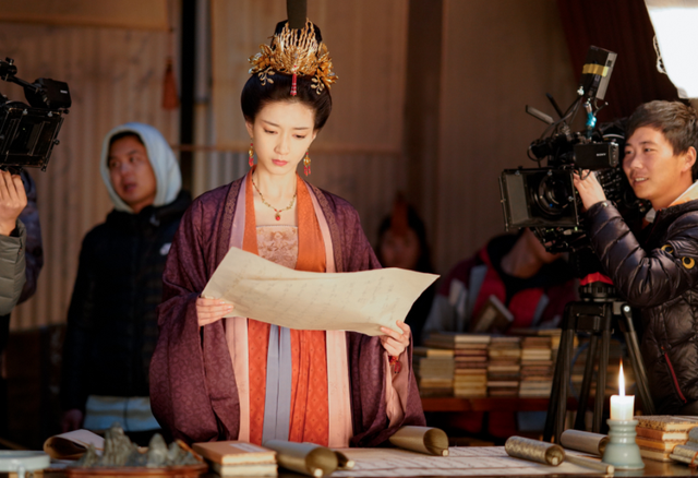 《孤城闭》的第1个优点,就是江疏影的造型实在太养眼