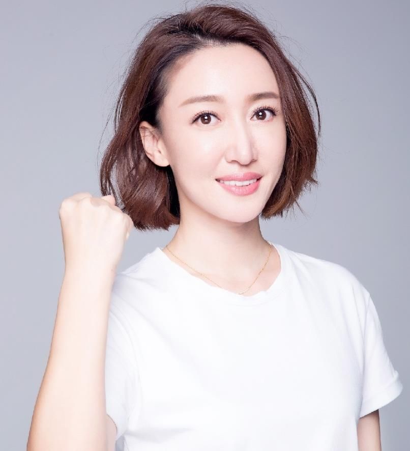 宋宁,本名宋佳宁,冯巩的高徒,也是贾玲的中戏校友和同门师姐,早年读中