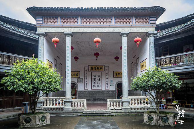 福建土楼有一座中西合璧的建筑,里面富丽堂皇,祖堂就像个舞台_腾讯新