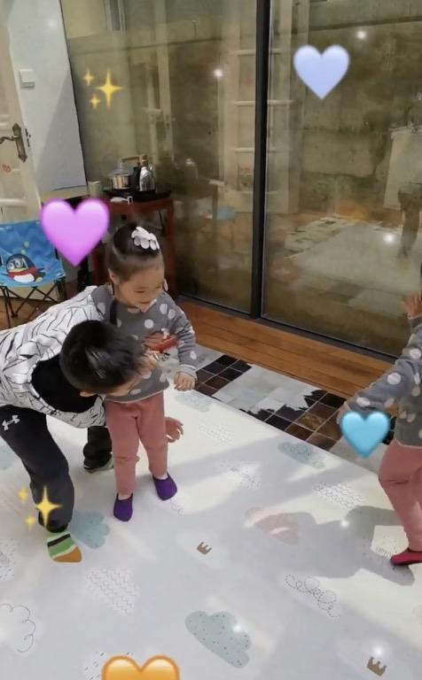 杨阳洋给双胞胎妹妹公主抱,杨威紧搂女儿纪念宅家50天,十分宠溺